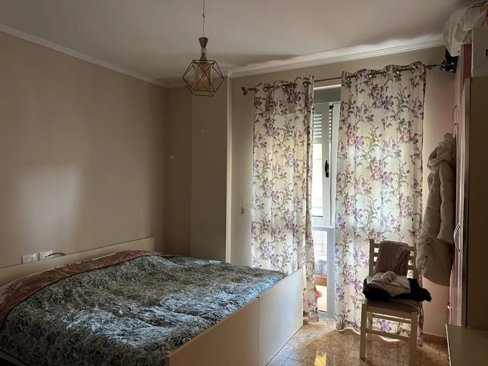 Tirane, jepet me qera apartament 2+1 Kati 3, 100 m² 600 € (Liqeni i thate)