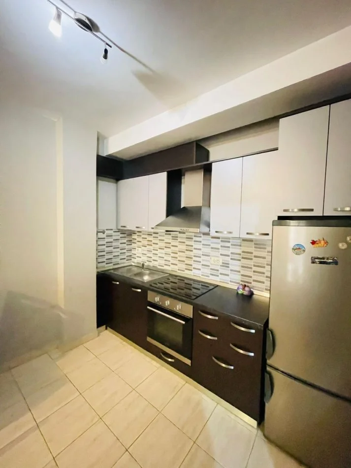 Tirane, jepet me qera apartament 1+1 Kati 3, 59 m² 450 € (Komuna Parisit, Big Market)