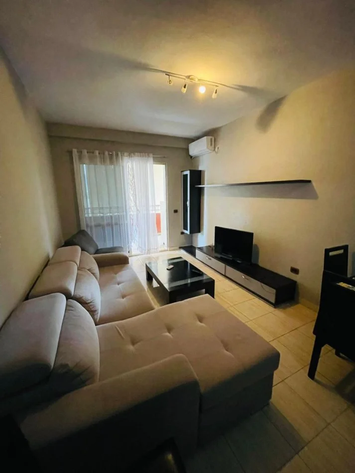 Tirane, jepet me qera apartament 1+1 Kati 3, 59 m² 450 € (Komuna Parisit, Big Market)