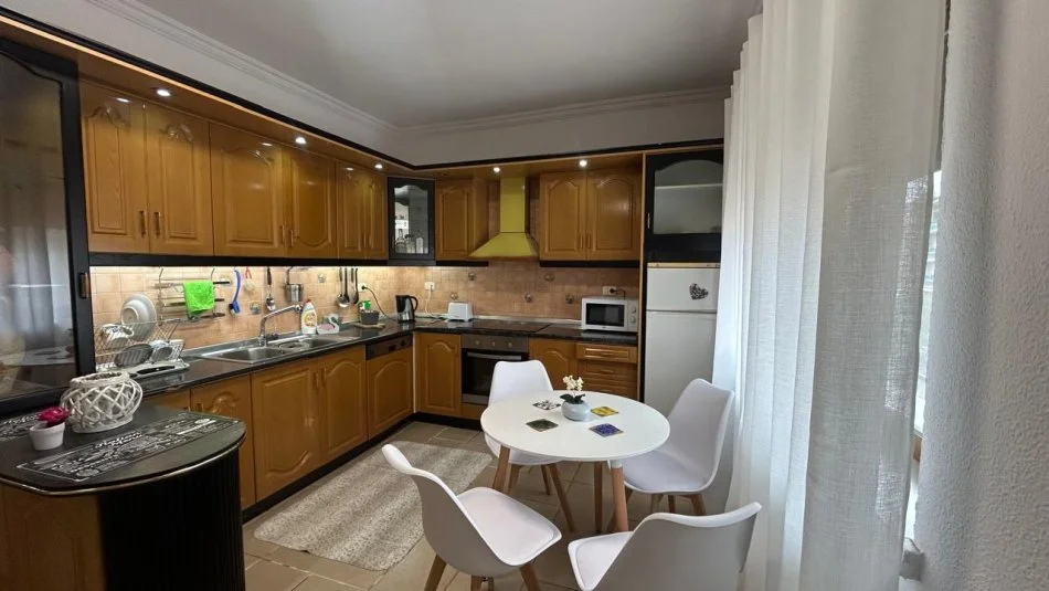 Tirane, jepet me qera apartament 2+1 Kati 3, 120 m² 650 € (Pazari i ri)