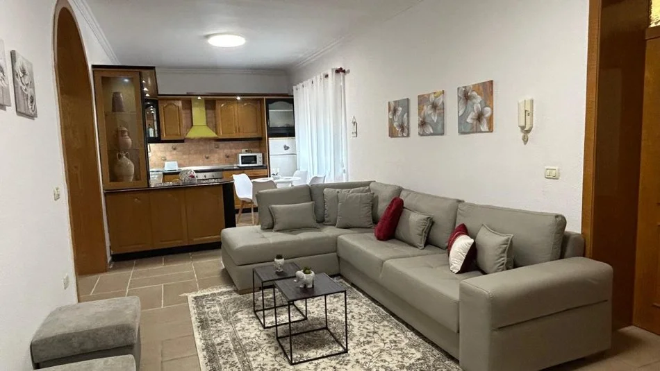 Tirane, jepet me qera apartament 2+1 Kati 3, 120 m² 650 € (Pazari i ri)