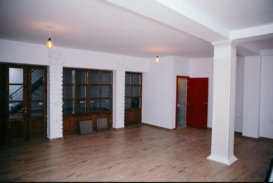 Korce, jepet me qera ambjent biznesi Kati 1, 55 m² 300 € (Pazari I vjeter Korce)