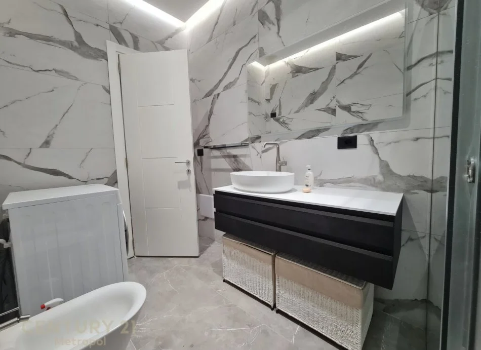 Tirane, jepet me qera apartament 2+1+Ballkon Kati 3, 120 m² 1.600 € (Qendra Tregtare TEG)