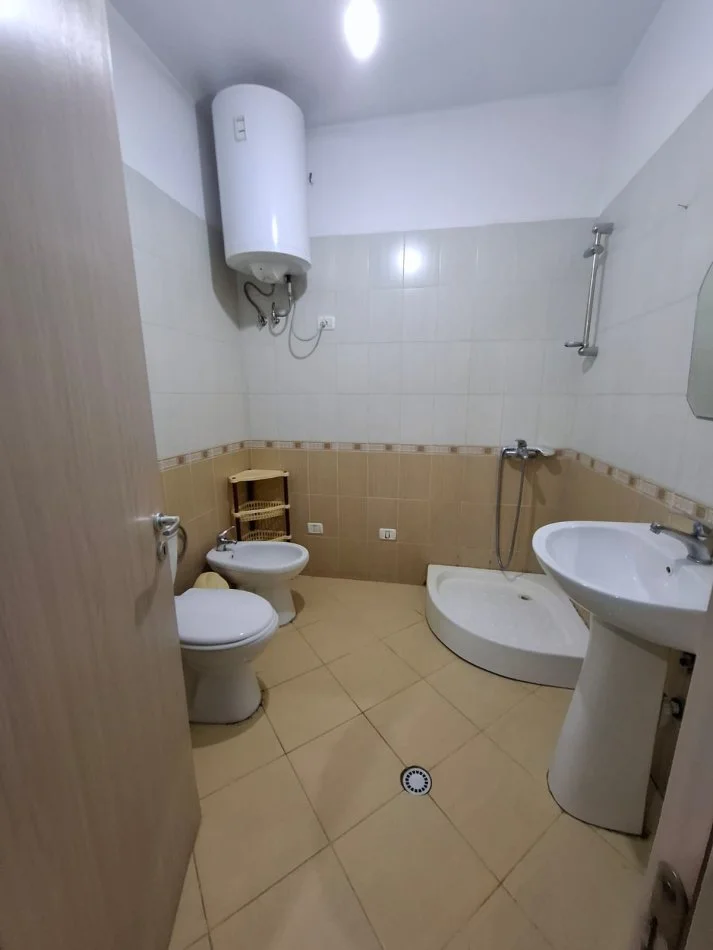 Tirane, jepet me qera apartament 2+1+Ballkon Kati 5, 98 m² 451 € (Prane KMY)