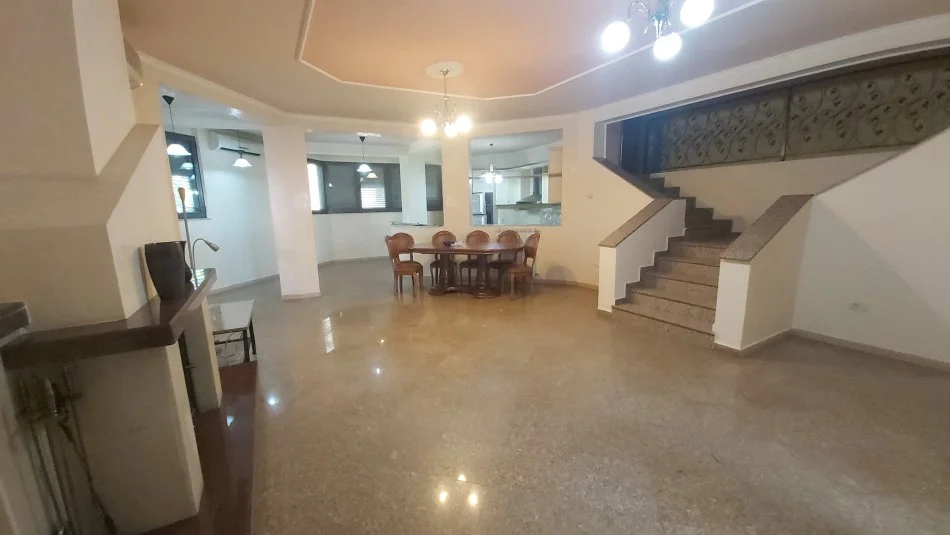 Tirane, jepet me qera Vile 3 Katshe Kati 3, 720 m² 2.500 € (TEG)
