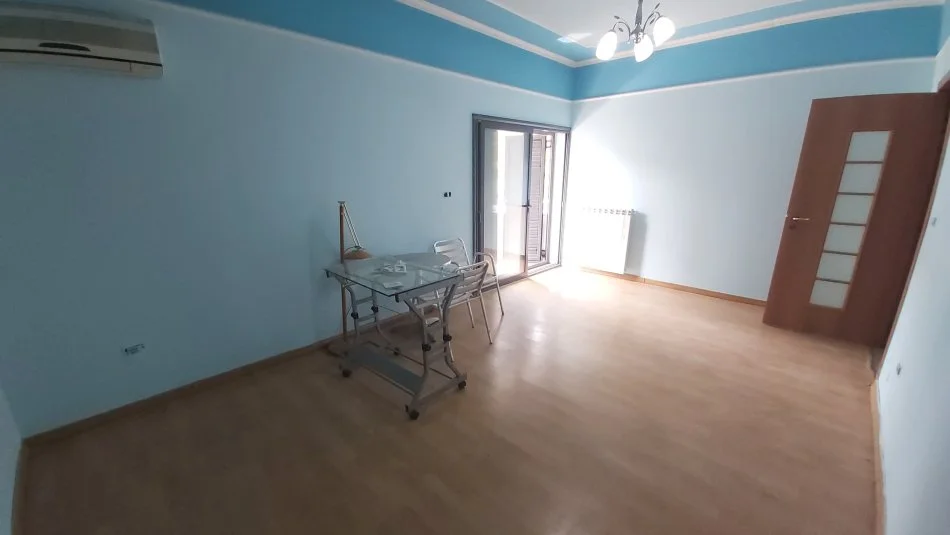 Tirane, jepet me qera Vile 3 Katshe Kati 3, 720 m² 2.500 € (TEG)