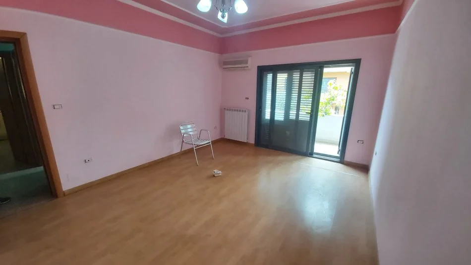 Tirane, jepet me qera Vile 3 Katshe Kati 3, 720 m² 2.500 € (TEG)
