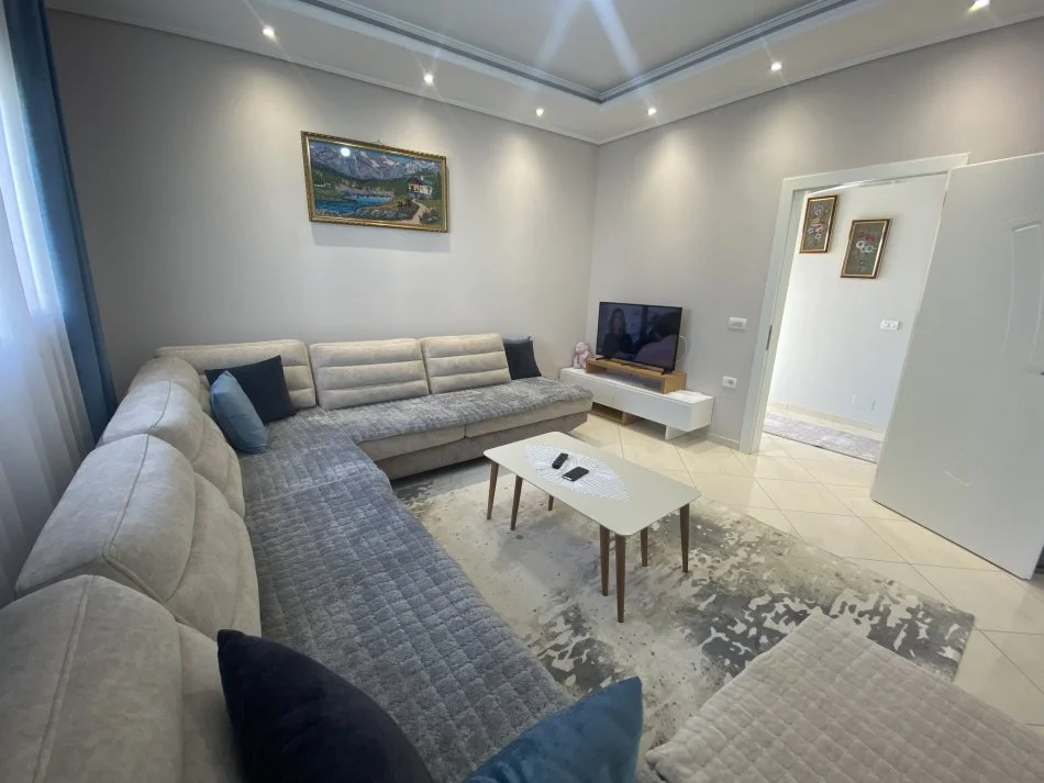 Tirane, jepet me qera Vile 3 Katshe Kati 3, 500 m² 4.000 € (Teg)