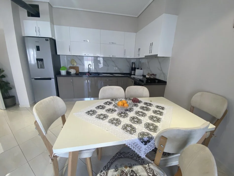 Tirane, jepet me qera Vile 3 Katshe Kati 3, 500 m² 4.000 € (Teg)