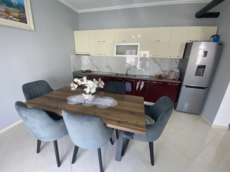 Tirane, jepet me qera Vile 3 Katshe Kati 3, 500 m² 4.000 € (Teg)