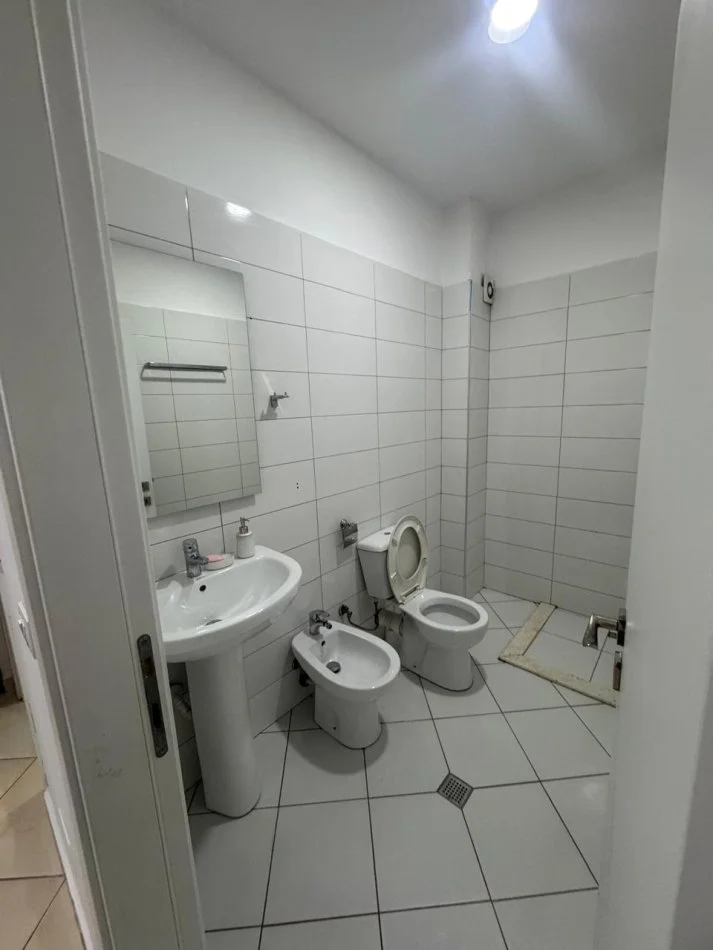 Tirane, jepet me qera apartament 2+1+Ballkon Kati 3, 100 m² 650 € (Don Bosko)