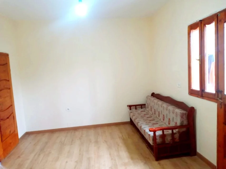 Tirane, jepet me qera , 350 € (Rruga Njazi Meka)