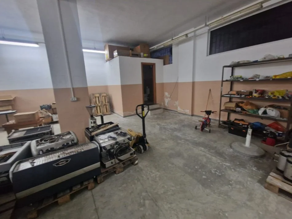 Tirane, jepet me qera magazine Kati 0, 230 m² 1.000 € (Bill klinton)