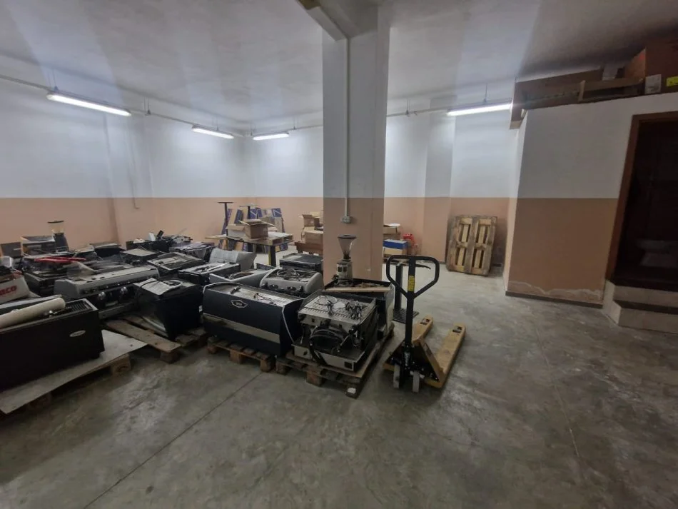 Tirane, jepet me qera magazine Kati 0, 230 m² 1.000 € (Bill klinton)