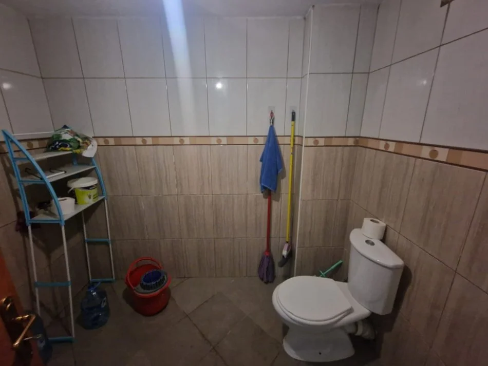 Tirane, jepet me qera magazine Kati 0, 230 m² 1.000 € (Bill klinton)