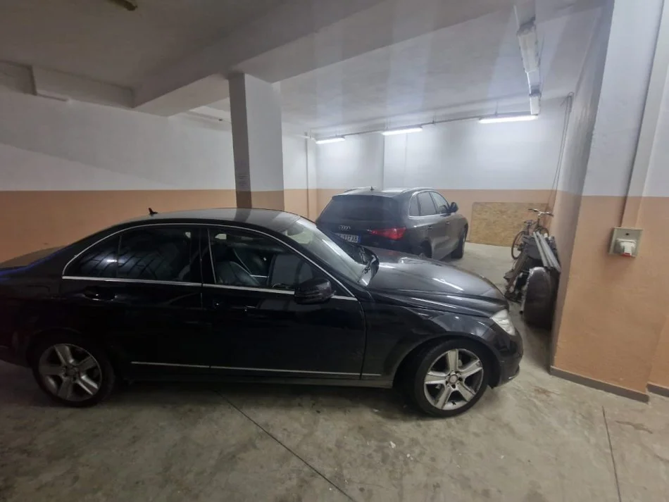 Tirane, jepet me qera magazine Kati 0, 230 m² 1.000 € (Bill klinton)