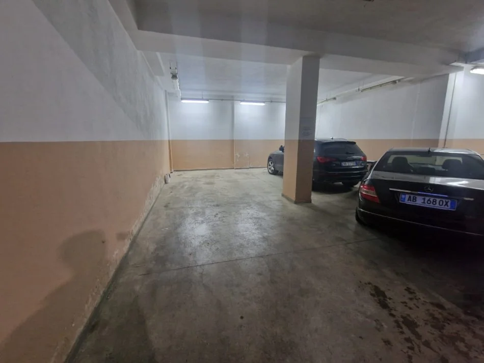 Tirane, jepet me qera magazine Kati 0, 230 m² 1.000 € (Bill klinton)