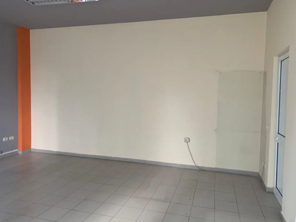 Tirane, jepet me qera ambjent biznesi Kati 2, 42 m² 450 € (Myslym Shyri)