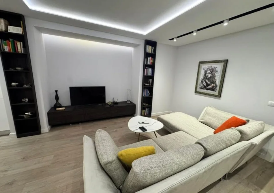 Tirane, jepet me qera apartament 2+1 Kati 5, 120 m² 1.250 € (Bllok)