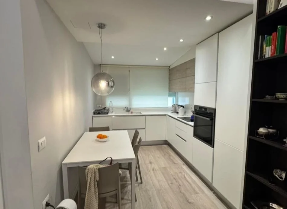 Tirane, jepet me qera apartament 2+1 Kati 5, 120 m² 1.250 € (Bllok)