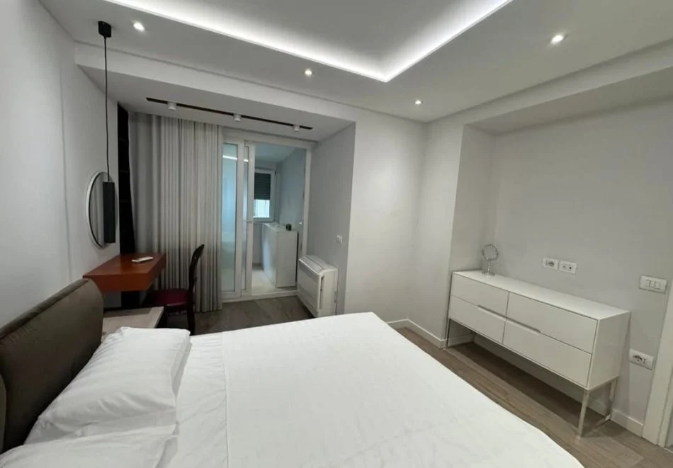 Tirane, jepet me qera apartament 2+1 Kati 5, 120 m² 1.250 € (Bllok)