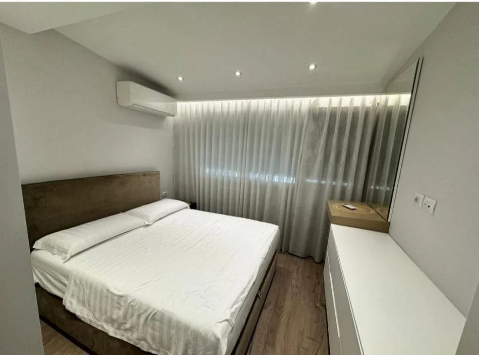 Tirane, jepet me qera apartament 2+1 Kati 5, 120 m² 1.250 € (Bllok)