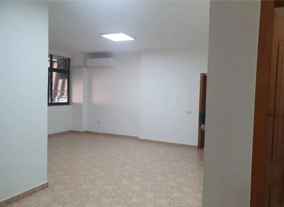 Tirane, jepet me qera zyre Kati 5, 120 m² 700 € (Rruga e barrikadave)