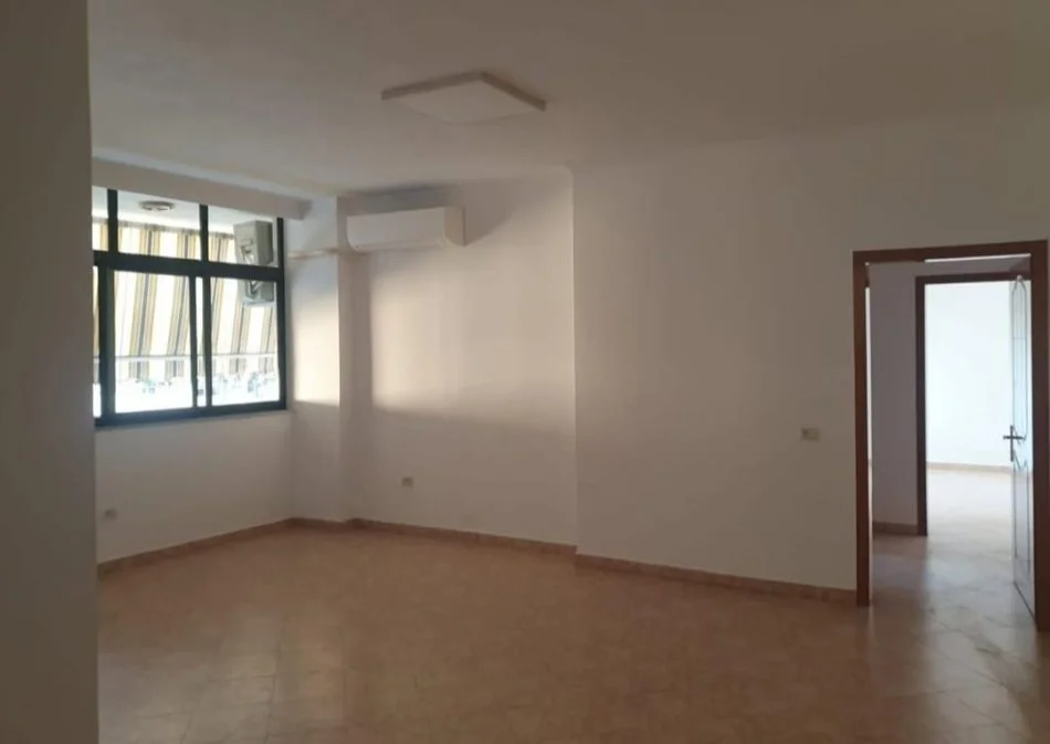 Tirane, jepet me qera zyre Kati 5, 120 m² 700 € (Rruga e barrikadave)