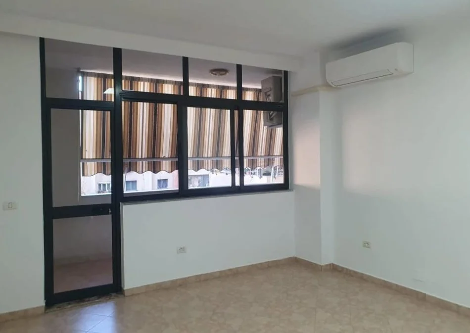 Tirane, jepet me qera zyre Kati 5, 120 m² 700 € (Rruga e barrikadave)
