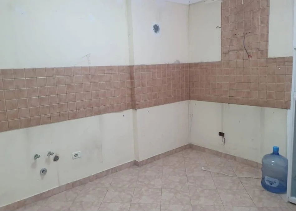 Tirane, jepet me qera zyre Kati 5, 120 m² 700 € (Rruga e barrikadave)