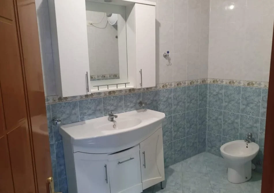 Tirane, jepet me qera zyre Kati 5, 120 m² 700 € (Rruga e barrikadave)