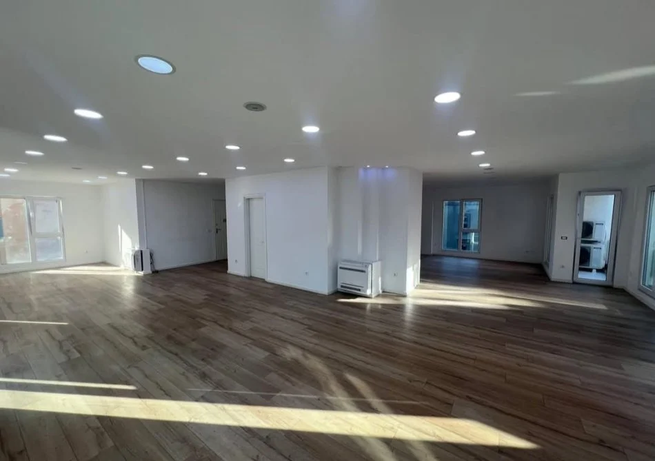 Tirane, jepet me qera ambjent biznesi Kati 2, 171 m² 2.300 € (Rruga elbasanit)