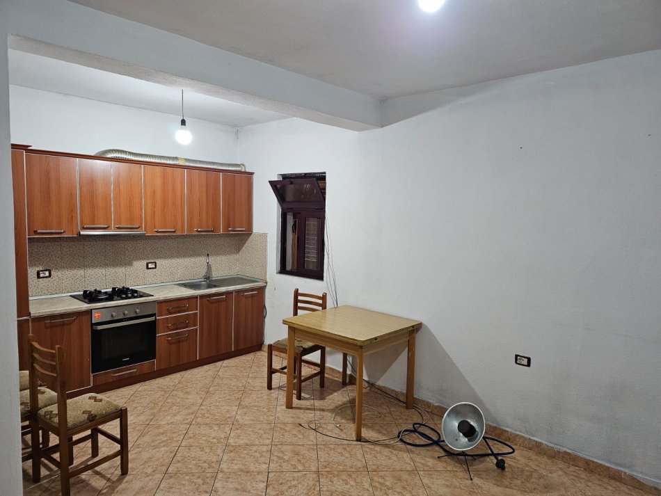 Tirane, shitet Vile 2+1+Ballkon Kati 3, 309 m² 220.000 € (BABRRU)