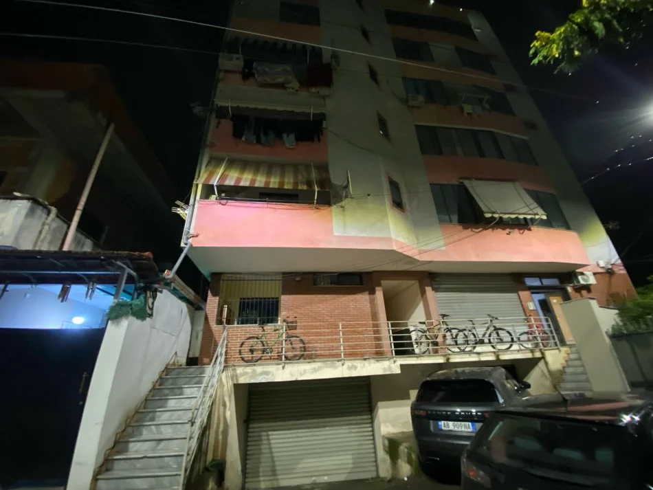 Shqiperi, jepet me qera apartament 1+1 Kati 1, 61 m² 300 € (Ramazan Bogdani)