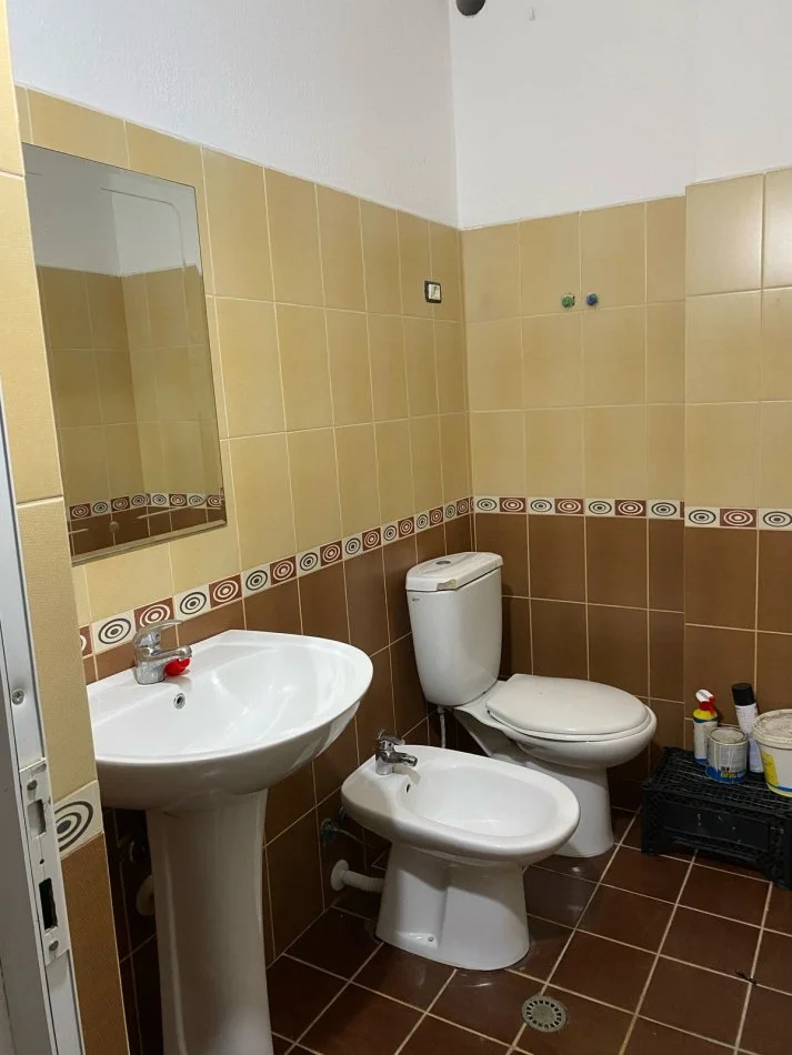 Shqiperi, jepet me qera apartament 1+1 Kati 1, 61 m² 300 € (Ramazan Bogdani)