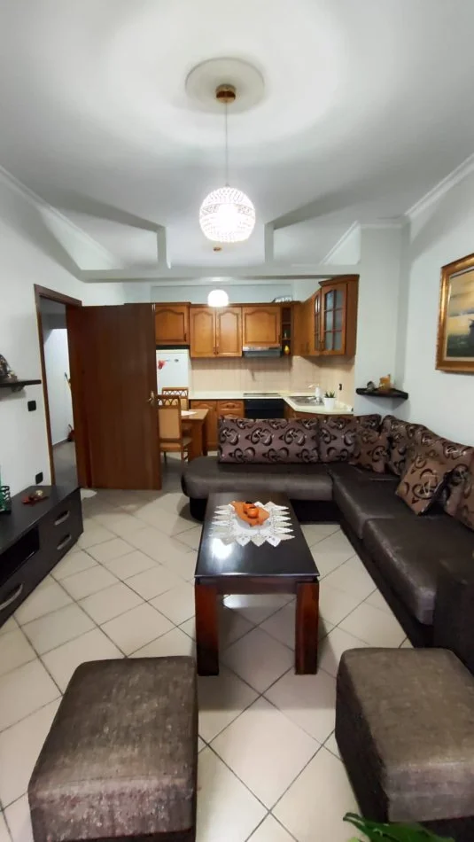 Tirane, jepet me qera apartament 2+1+Ballkon Kati 2, 90 m² 450 € (Ali Dem)