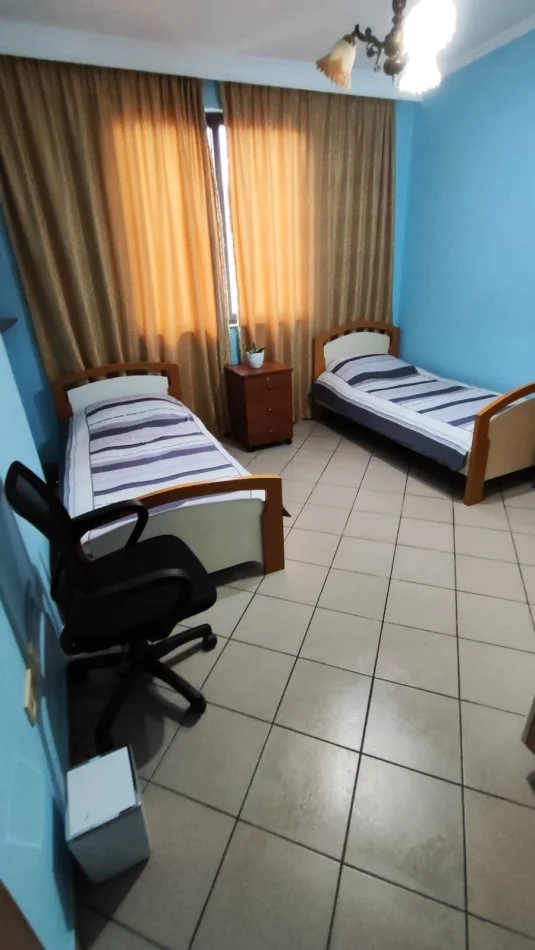 Tirane, jepet me qera apartament 2+1+Ballkon Kati 2, 90 m² 450 € (Ali Dem)