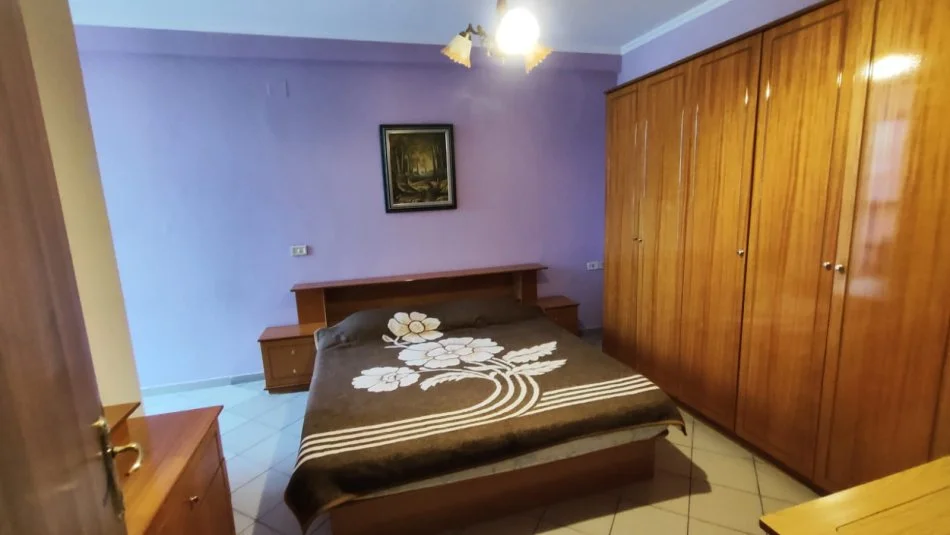 Tirane, jepet me qera apartament 2+1+Ballkon Kati 2, 90 m² 450 € (Ali Dem)