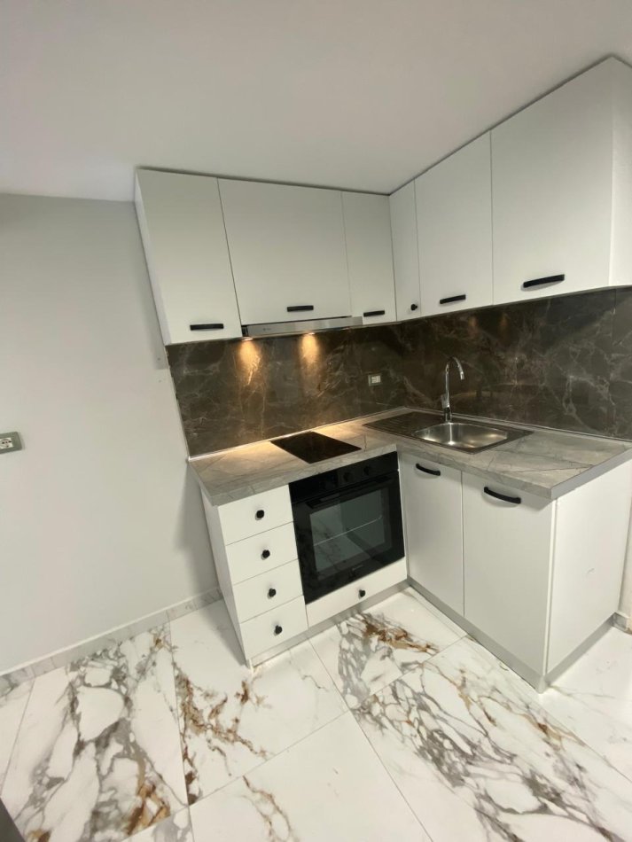 Tirane, jepet me qera apartament 1+1 Kati 2, 50 m² 350 € (Rruga 5 maji)
