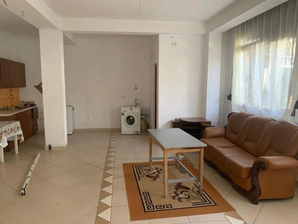 Tirane, jepet me qera apartament 1+1 Kati 1, 80 m² 300 € (Rruga Pjeter Budi)