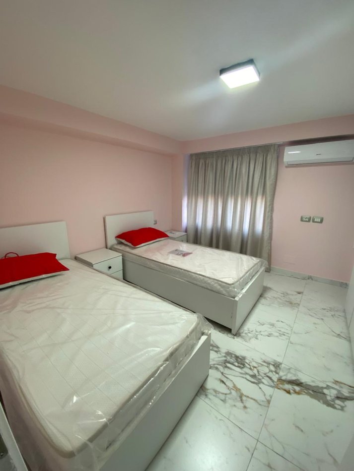 Tirane, jepet me qera apartament 1+1 Kati 2, 50 m² 350 € (Rruga 5 maji)