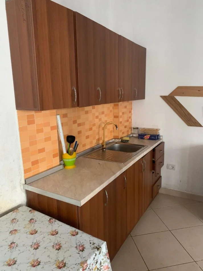 Tirane, jepet me qera apartament 1+1 Kati 1, 80 m² 300 € (Rruga Pjeter Budi)