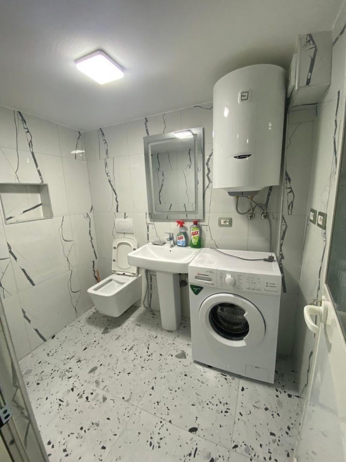 Tirane, jepet me qera apartament 1+1 Kati 2, 50 m² 350 € (Rruga 5 maji)