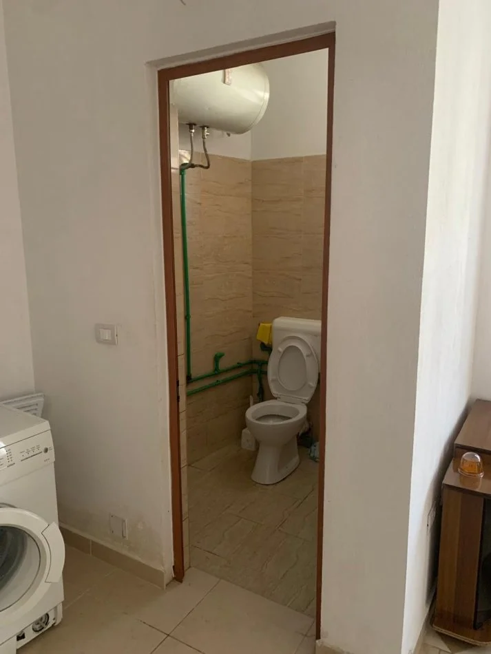 Tirane, jepet me qera apartament 1+1 Kati 1, 80 m² 300 € (Rruga Pjeter Budi)