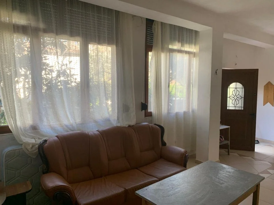 Tirane, jepet me qera apartament 1+1 Kati 1, 80 m² 300 € (Rruga Pjeter Budi)