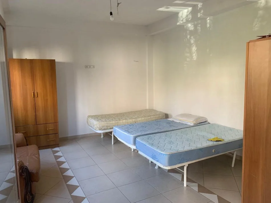 Tirane, jepet me qera apartament 1+1 Kati 1, 80 m² 300 € (Rruga Pjeter Budi)
