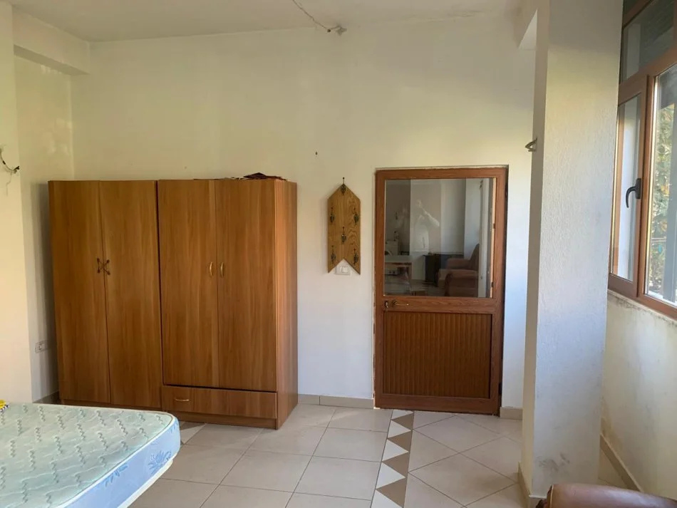 Tirane, jepet me qera apartament 1+1 Kati 1, 80 m² 300 € (Rruga Pjeter Budi)