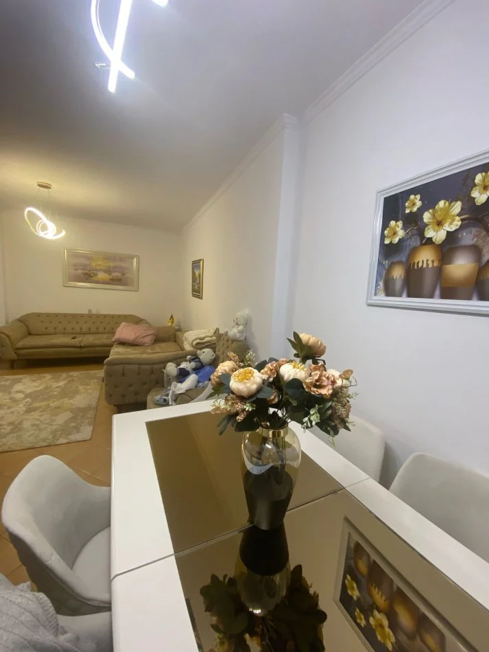 Tirane, jepet me qera apartament 2+1+2+Aneks+Ballkon Kati 2, 110 m² 700€ (Komuna e Parisit)