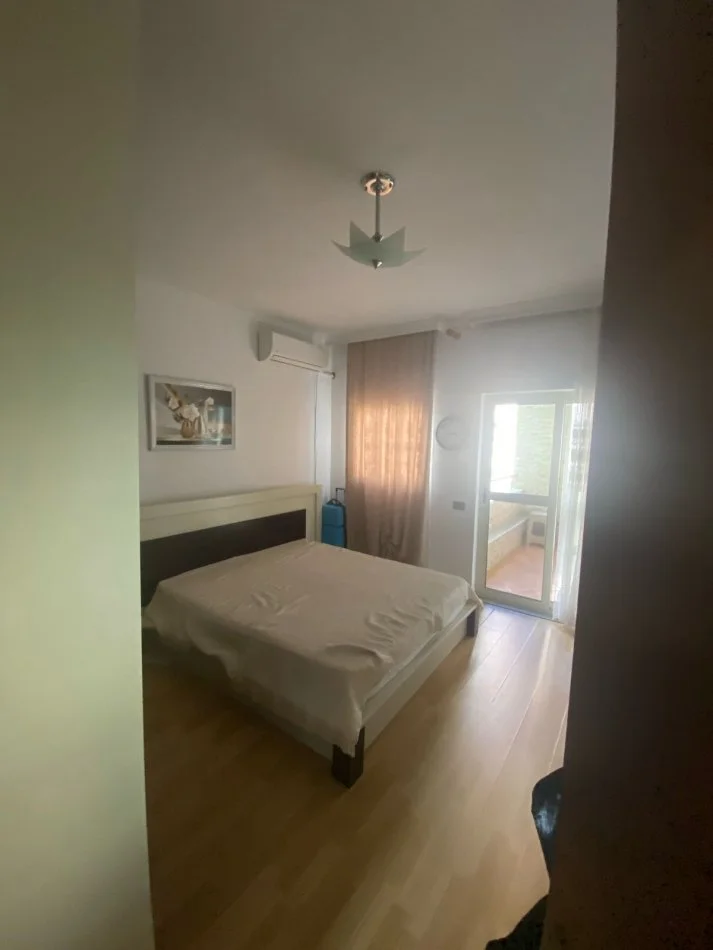 Tirane, jepet me qera apartament 2+1+2+Aneks+Ballkon Kati 2, 110 m² 700€ (Komuna e Parisit)