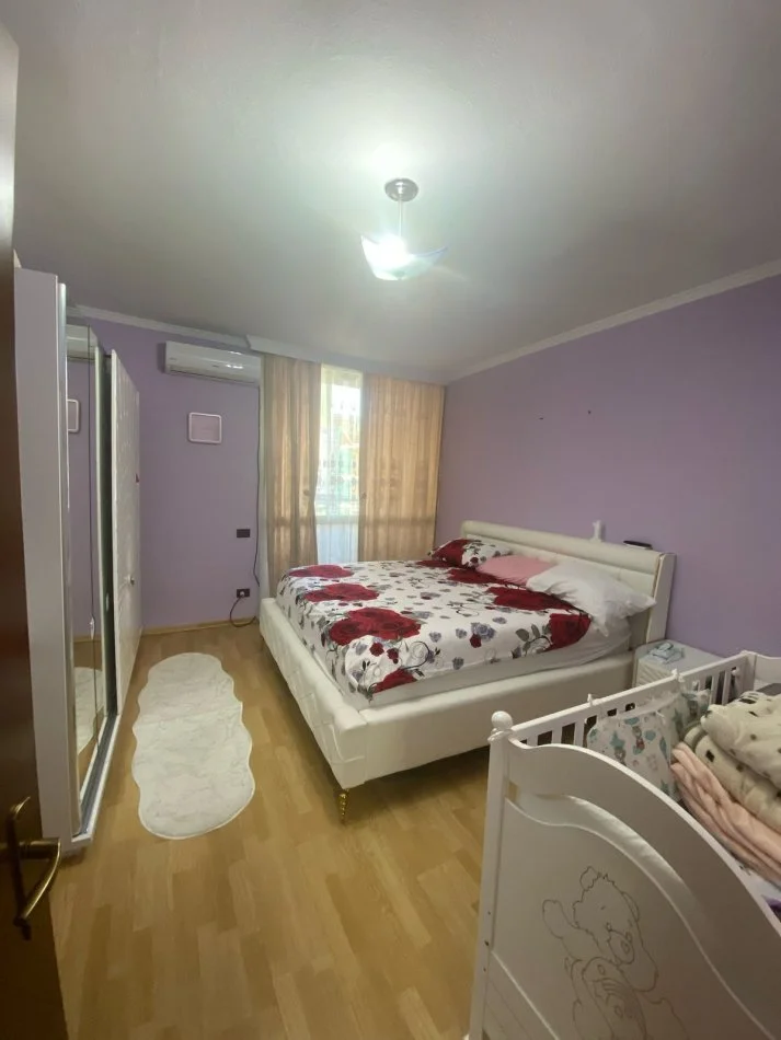 Tirane, jepet me qera apartament 2+1+2+Aneks+Ballkon Kati 2, 110 m² 700€ (Komuna e Parisit)